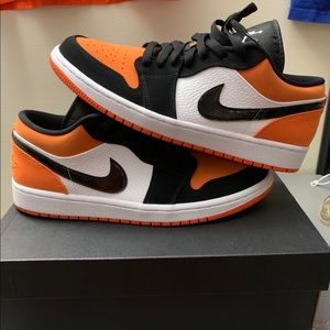 Air Jordan 1 low shattered backboard size 9.5